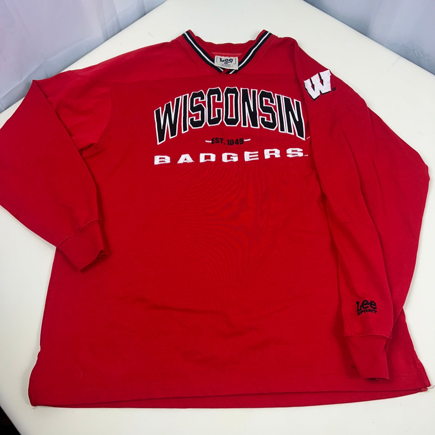 Vintage Wisconsin Badgers sweatshirt Lee Sports - Large VNeck
