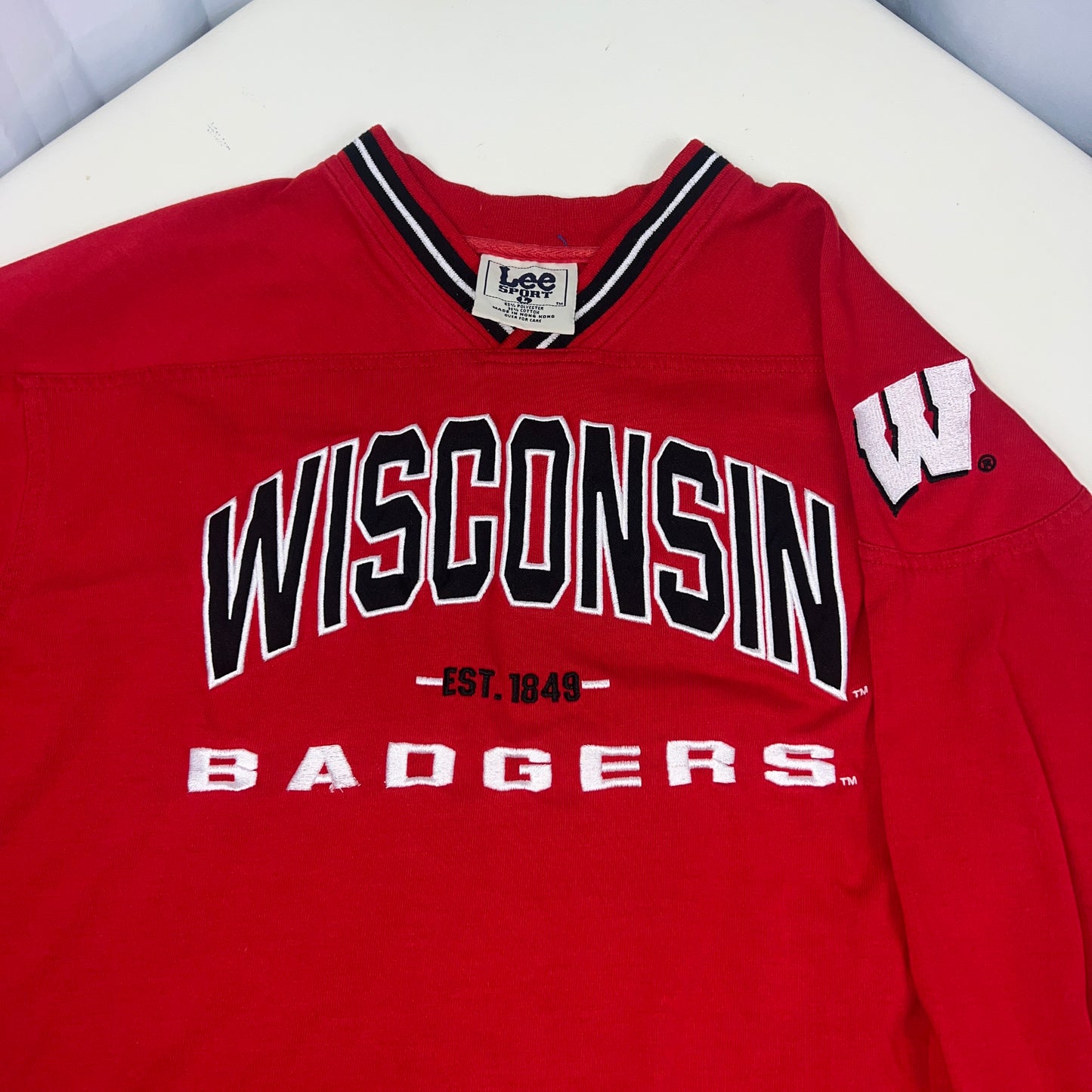 Vintage Wisconsin Badgers sweatshirt Lee Sports - Large VNeck