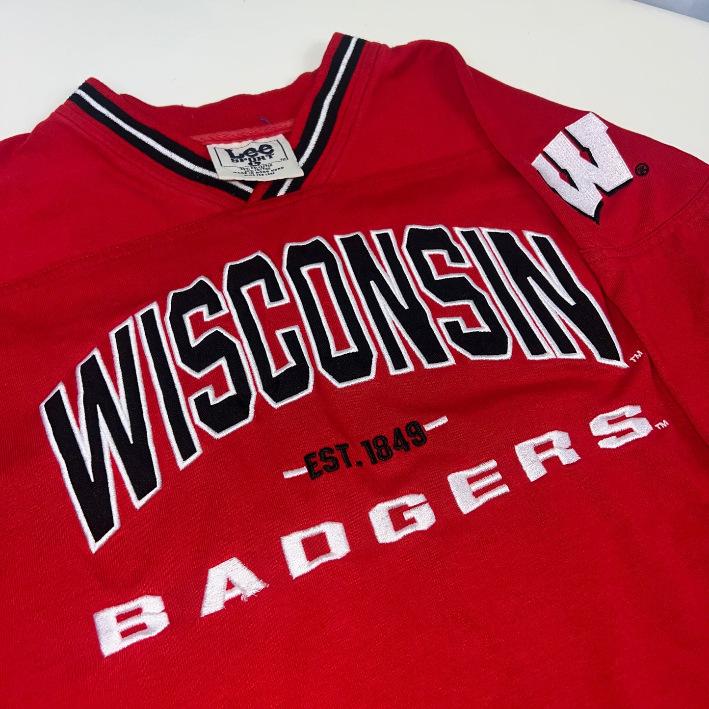 Vintage Wisconsin Badgers sweatshirt Lee Sports - Large VNeck